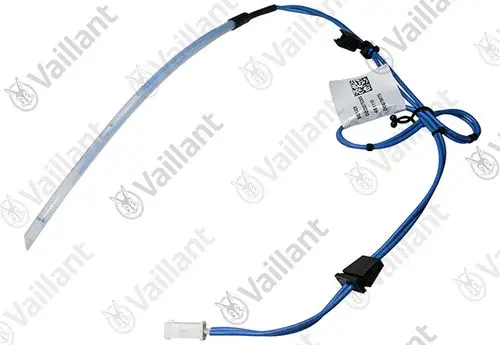Vaillant Temperature begrenzer mit transparentem Schlauch und blauen Kabeln, ausgestattet mit einem Stecker. Kabelverlegung sichtbar, Teile sind miteinander verbunden.